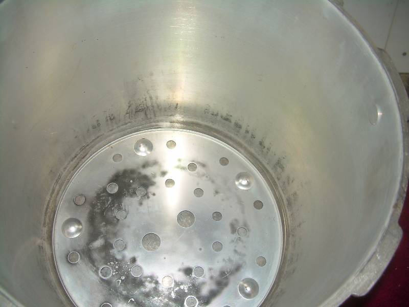 lot 7 image: STAINLESS COOKER