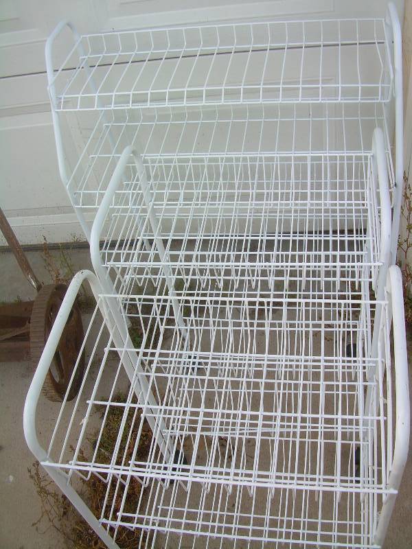 lot 29 image: 3 WIRE SHELVES