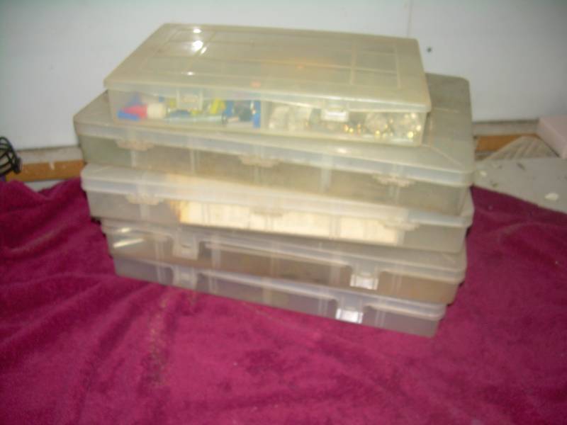 lot 32 image: 5 DIVIDED CASES