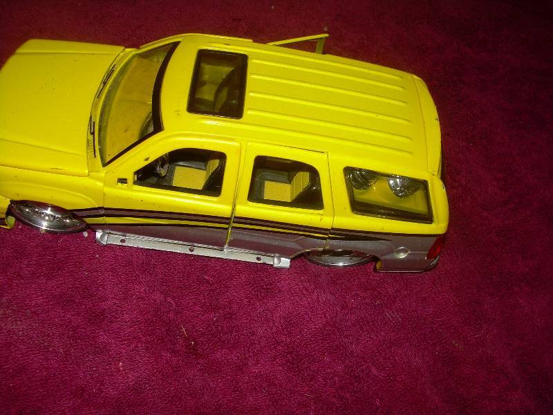 lot 34 image: 2 COLLECTIBLE CARS