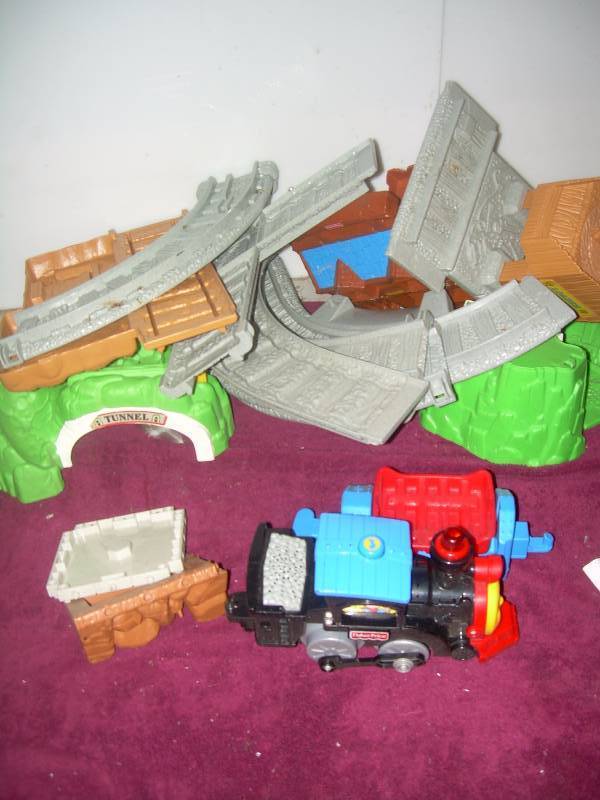 lot 43 image: FISHER PRICE TRAIN SET
