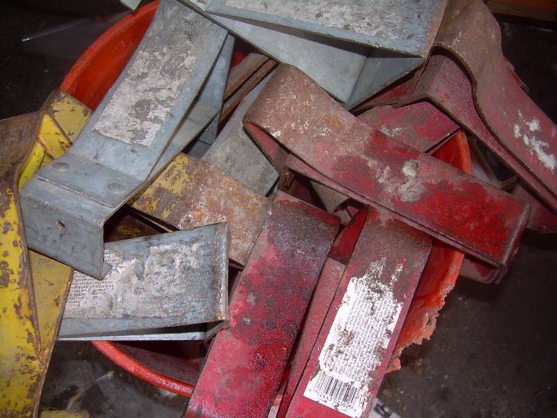 lot 52 image: PAIL OF ROOF SCAFFOLDING BRACKETS