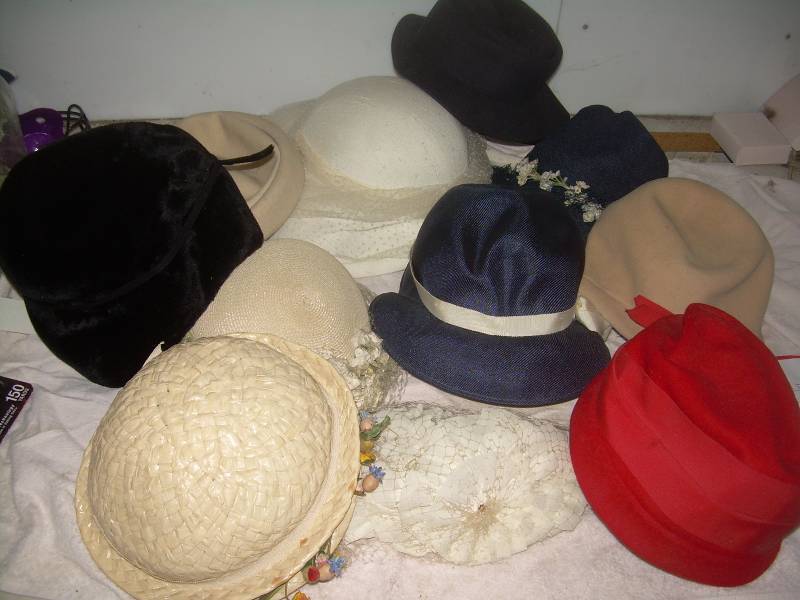 lot 58 image: ANTIQUE WOMENS HATS