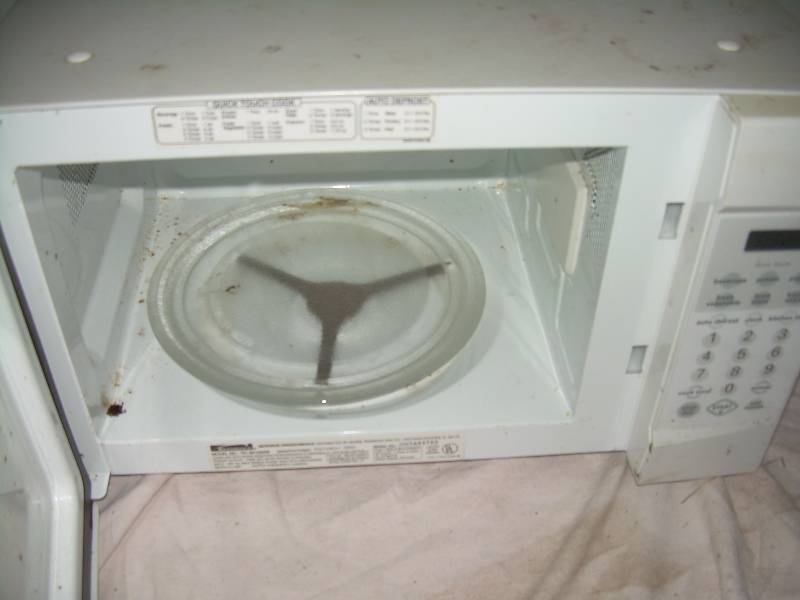 lot 67 image: SMALL KENMORE MICROWAVE