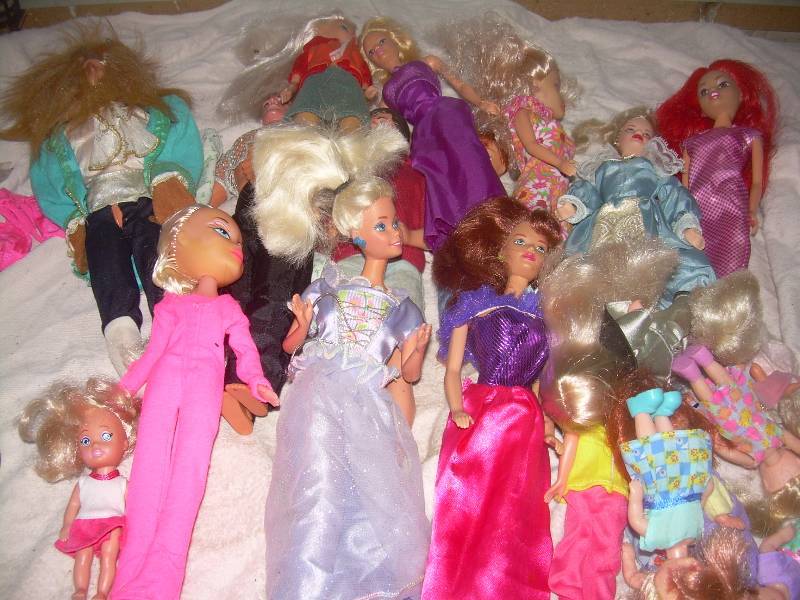 lot 74 image: COLLECTIBLE BARBIES
