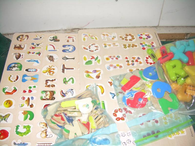 lot 81 image: WOODEN PUZZELS AND MAGNETS