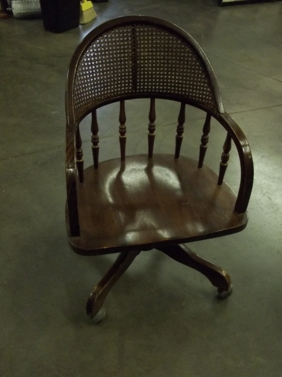 lot 12 image: Vintage Desk Chair w Wheels