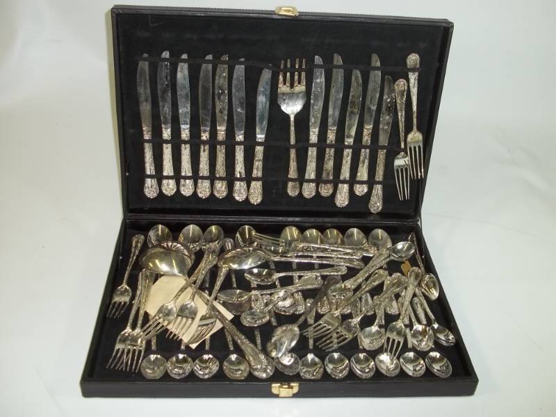 lot 16 image: W.M. Rogers & Son China Cutlery