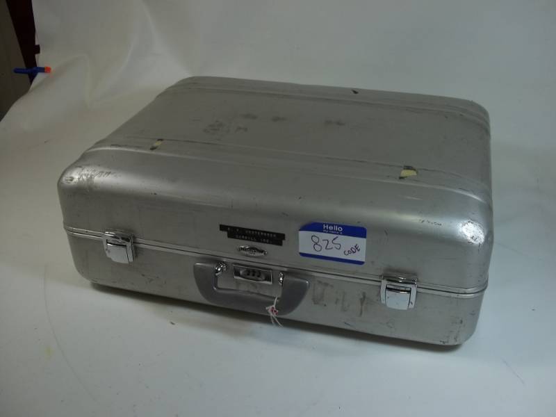 lot 39 image: Vintage HalliBurton Metal Suitcase w Working Lock