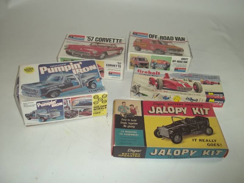 lot 49 image: Vintage Model Boxes