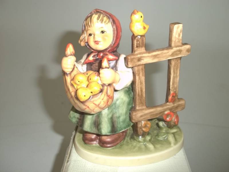 lot 53 image: Vintage Goebel Hummel   Chickin Lickin   Mint
