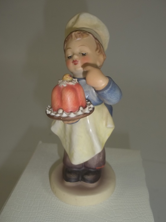 lot 54 image: Vintage Goebel Hummel   Baker    Mint