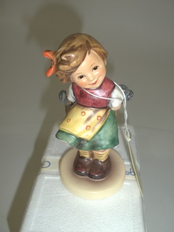 lot 57 image: Vintage Goebel Hummel   Bashful   Mint