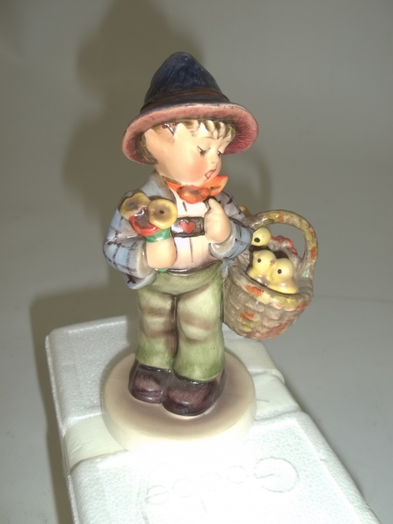 lot 58 image: Vintage Goebel Hummel   Easter Greetings   Mint