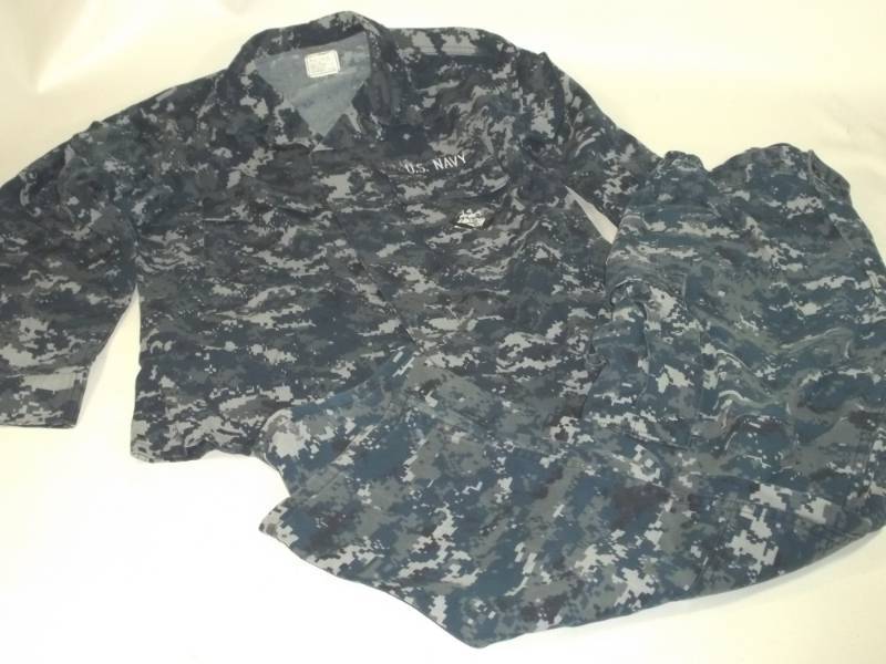 lot 65 image: US Navy Blue Camo Pants & Med Regular Shirt