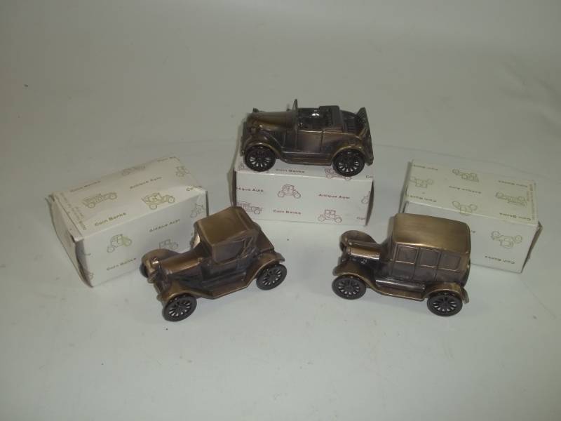 lot 74 image: Vintage Metal Car Banks