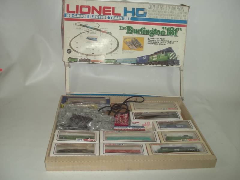lot 82 image: Lionel HO Electric Train Set  Burlington 181