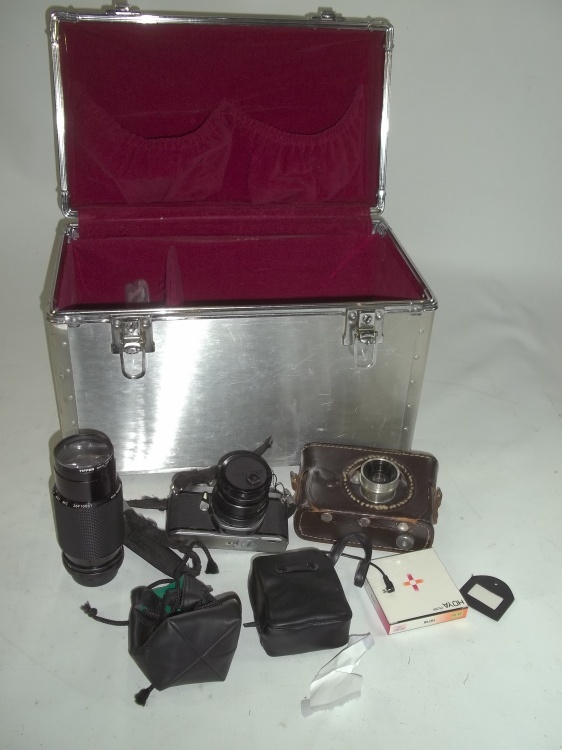 lot 92 image: 2  Vintage Camera Boxes wCameras