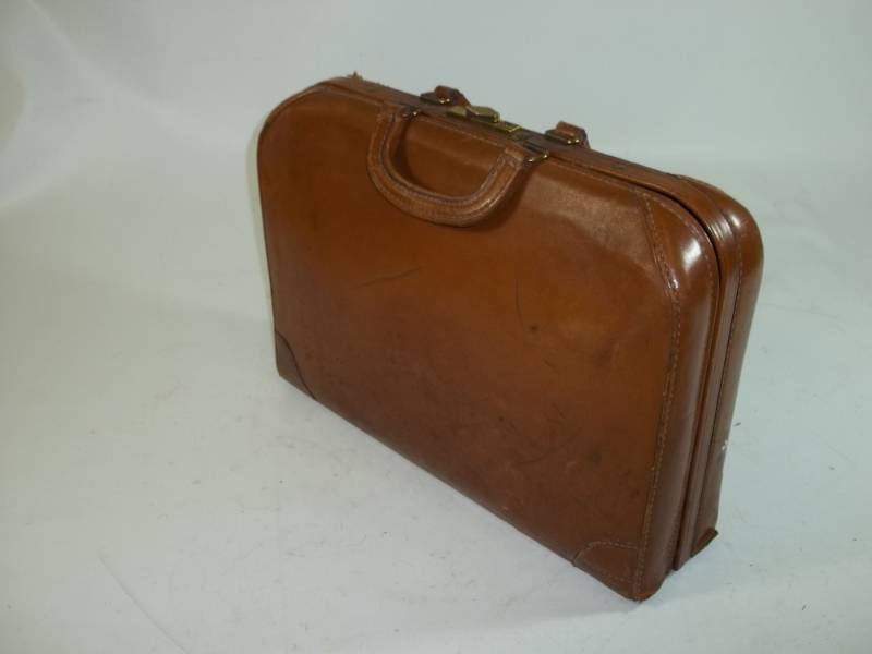 lot 123 image: Vintage Leather Snapac