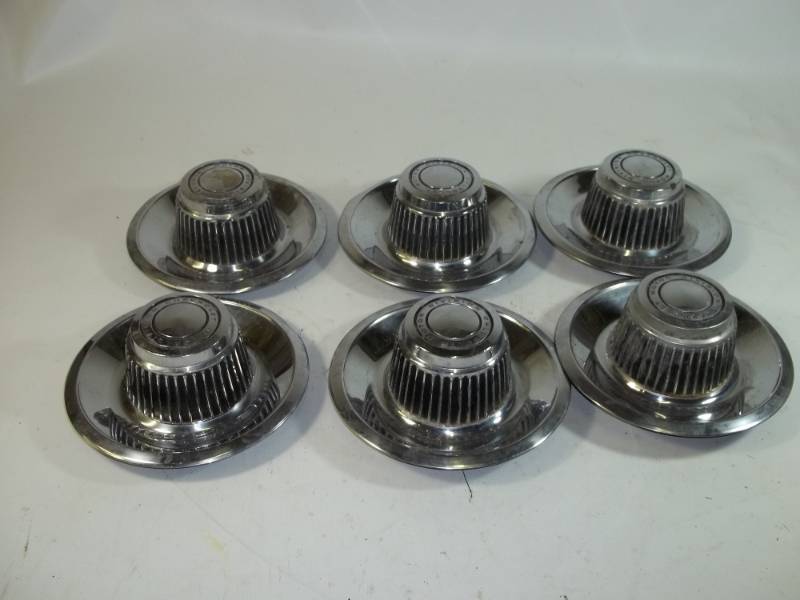 lot 139 image: 6 Chevrolet Hub Covers