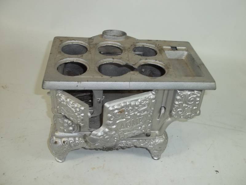 lot 171 image: Cast iron Salesman Stove