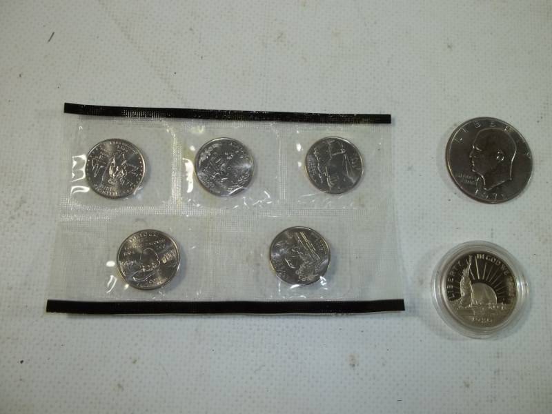 lot 229 image: 1971 Eisenhower Dollar and Assorted Quarters and 1986 half dollar