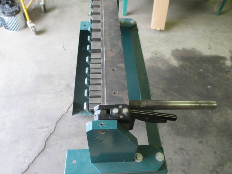 lot 5 image: Rams 24 20ga Cleat Bender