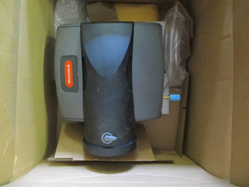 lot 120 image: (New) Honeywell Truease Humidifier, Roof Cap, Expansion Tank