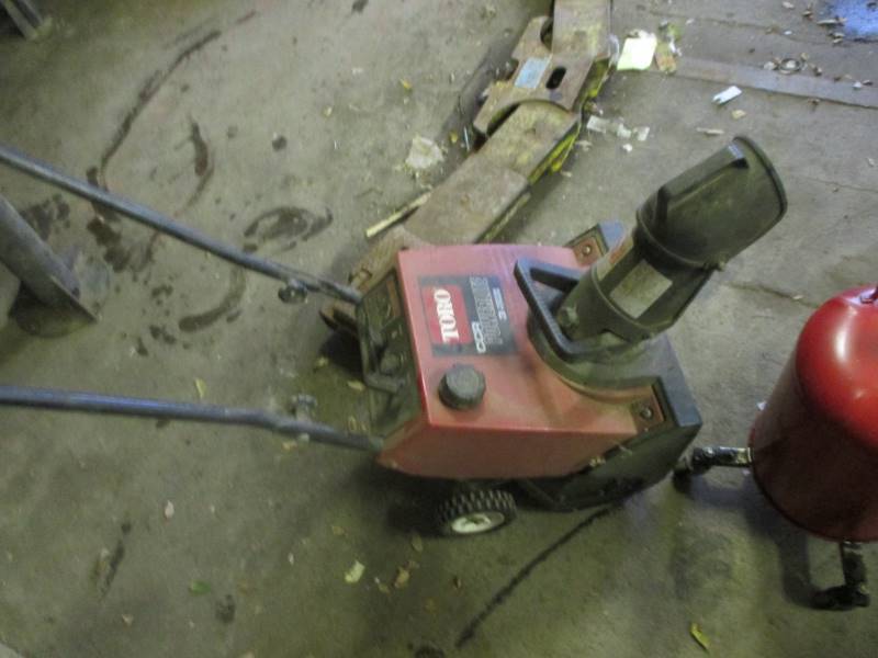 lot 137 image: Oil Change Bucket, Toro Snow thrower