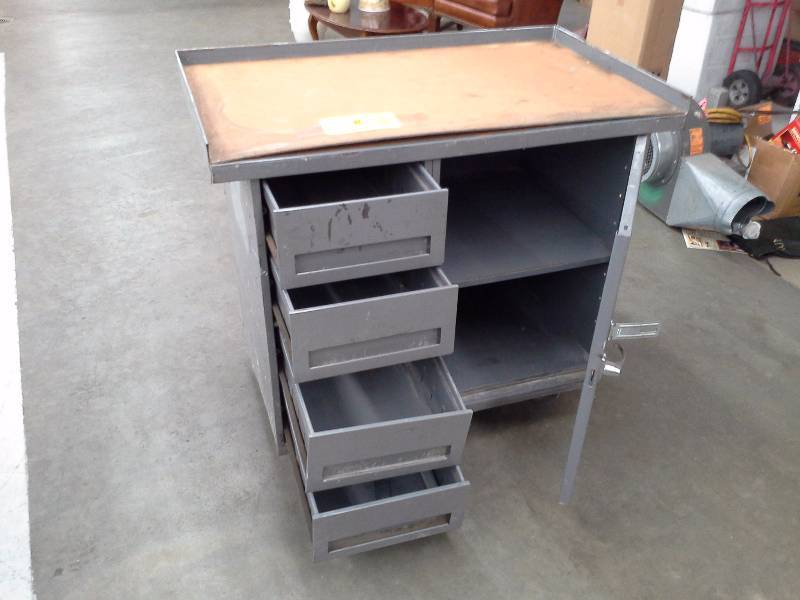 lot 8 image: Metal Rolling Cabinet