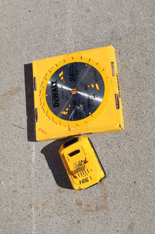 DeWalt Framing Sawblades & Battery