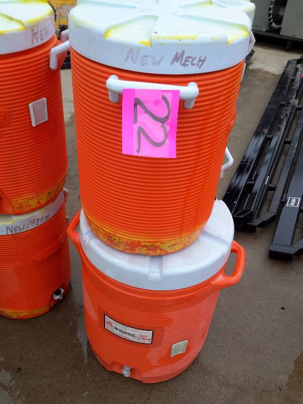 lot 22 image: 2 Rubbermaid plastic Cooler jugs