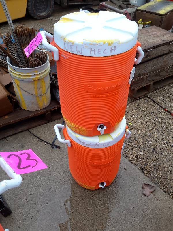 lot 24 image: 2 Rubbermaid plastic Cooler jugs