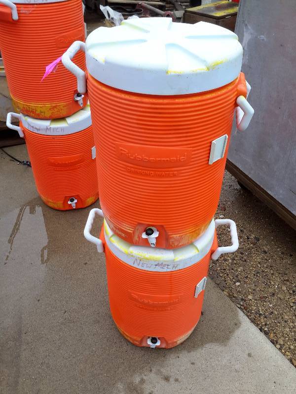 lot 25 image: 2 Rubbermaid plastic Cooler jugs