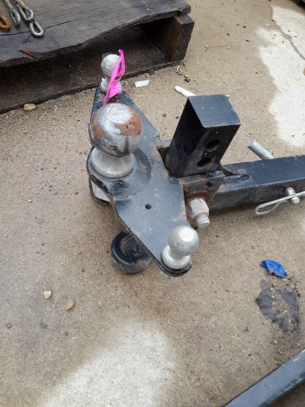 lot 67 image: Set of Sway Bars and multiple ball hitch..