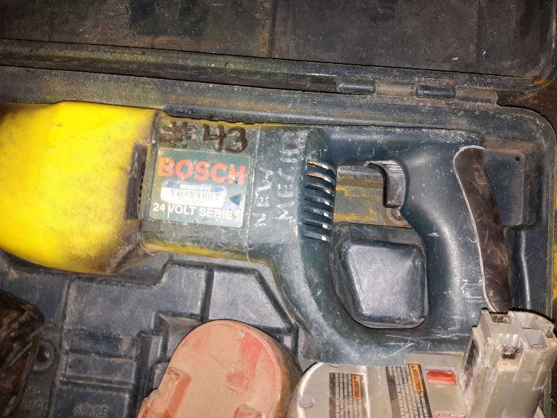 lot 117 image: BOSCH Bulldog Xtreme Reciprocating Saw, plus 4 Batteries and Charger