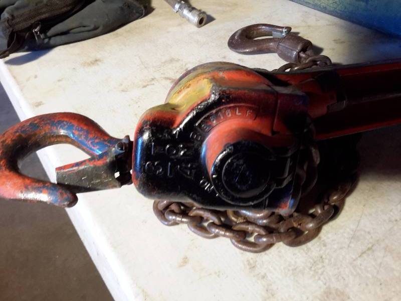 lot 218 image: Chain Hoist.. Cant read the capacity
