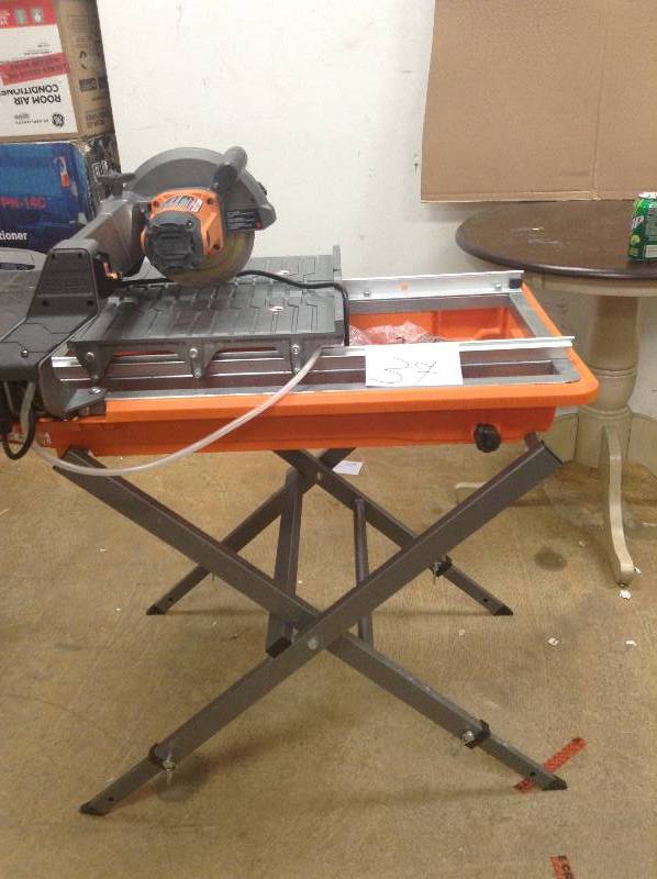 Ridgid 7 in. Tile Saw with Stand in like new condition