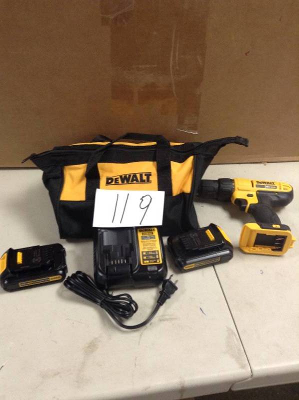 DeWalt 20V Max Cordless LithiumIon 12 in. Compact Drill kit in like new condition