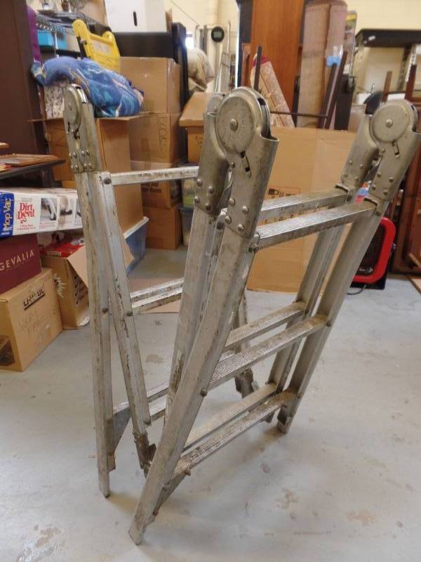 FOLDING LADDER