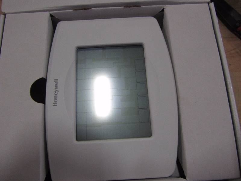 lot 40 image: Honeywell Wi-Fi 7 Day Smart Programmable Touchscreen Thermostat