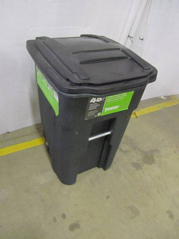 lot 64 image: Toter 48 Gal. Green Trash Can with Wheels and Attached Lid