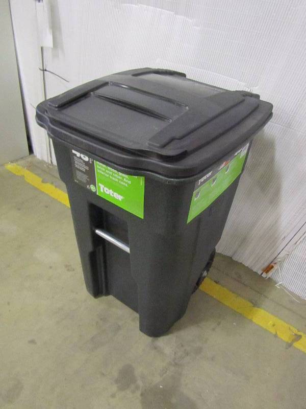 lot 65 image: Toter 48 Gal. Green Trash Can with Wheels and Attached Lid