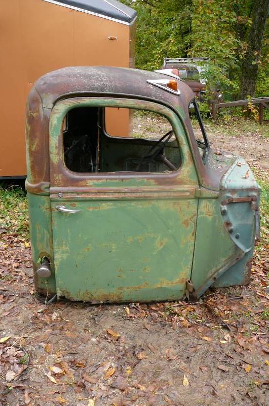 lot 4 image: Mid 40s Ford Cab