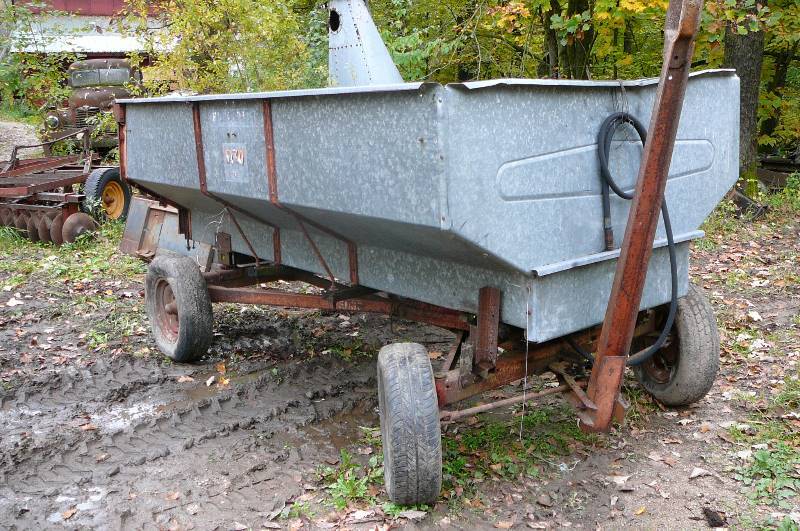 lot 10 image: Tank Wagon With Hydraulic Lift
