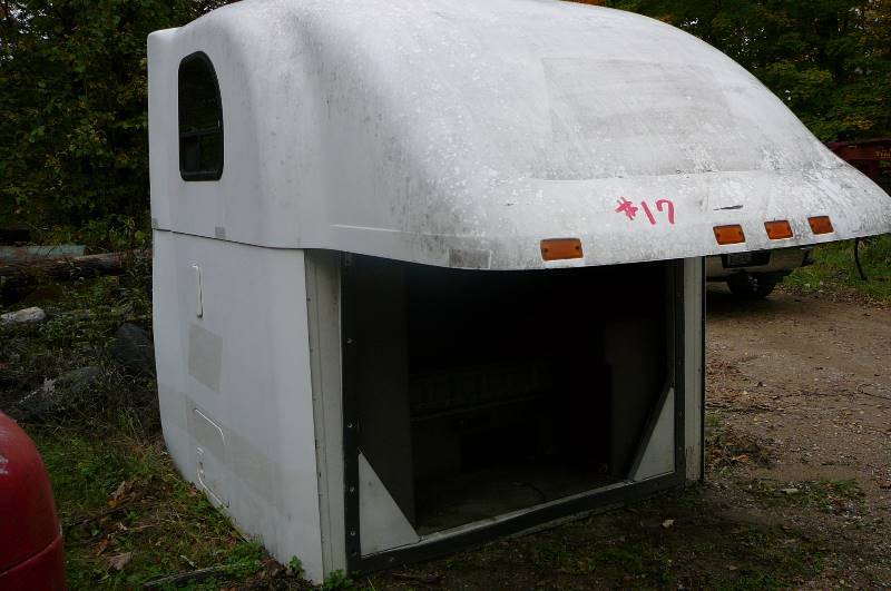 lot 17 image: Mack Semi Truck Sleeper