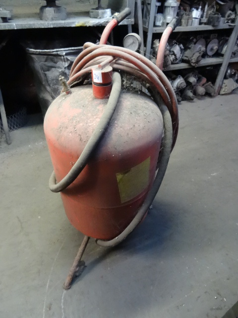 lot 24 image: Portable Sand Blasting Pot, Air Operated