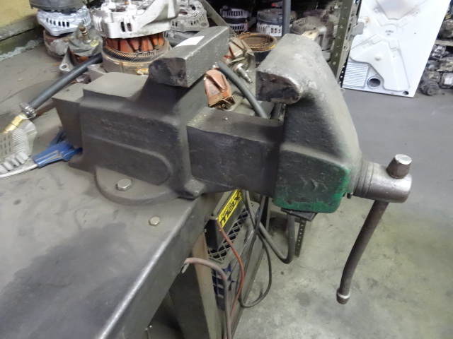 lot 35 image: 506-51840 Heavy Duty Bench Vise 5