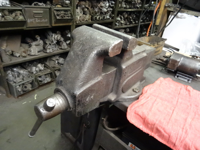 lot 36 image: 506-51840 Heavy Duty Bench Vise 5