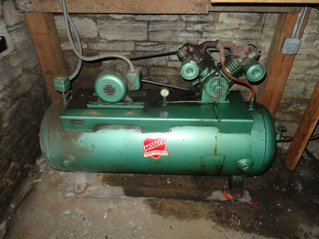 lot 40 image: Modeco  Air Compressor